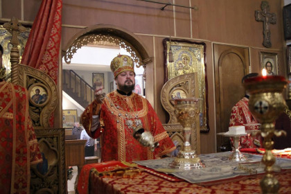 Епископ Добропольский Спиридон соврешил литургию в Викторовском храме Мирнограда