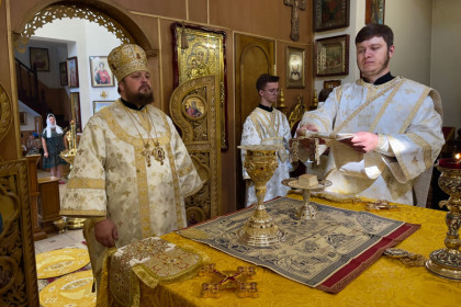 Епископ Добропольский Спиридон совершил литургию в Викторовском храме Мирнограда