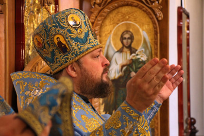Архиепископ Добропольский Спиридон совершил литургию в Викторовском храме Мирнограда