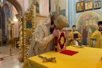 Епископ Константиновский Паисий совершил литургию в Александро-Невском соборе Славянска