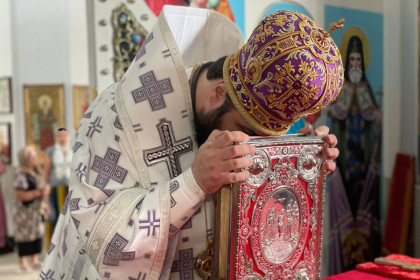 Епископ Константиновский Паисий совершил литургию во Всехсвятском храме Бахмута