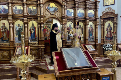 Молебен свт. Николаю Чудотворцу в Викторовском храме Мирнограда
