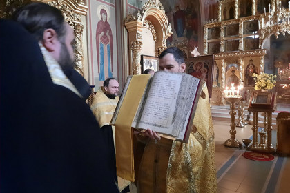 Епископ Паисий совершил молебен в Александро-Невском кафедральном соборе