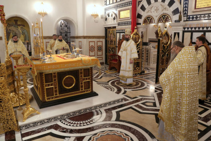 Митрополит Митрофан совершил литургию в Богоявленском кафедральном соборе Горловки