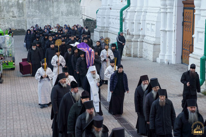 Викарии епархии приняли участие в богослужении в Успенской Святогорской лавре