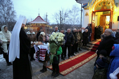 Митрополит Митрофан совершил литургию в Николаевском храме посёлка Веровка
