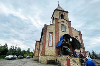 Архиепископ Паисий совершил литургию в Николаевском храме города Николаевка