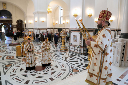 Митрополит Митрофан совершил литургию в Богоявленском кафедральном соборе Горловки