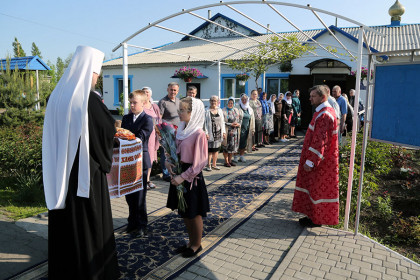 Митрополит Митрофан совершил литургию в храме в честь иконы "Неупиваемая Чаша" города Шахтёрска