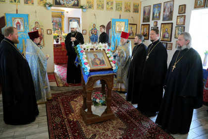 Митрополит Митрофан совершил литургию в храме в честь иконы "Неупиваемая Чаша" города Шахтёрска