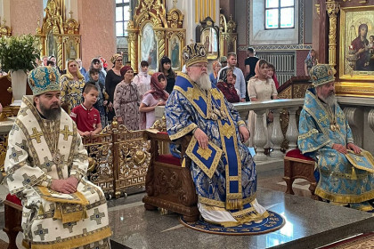 Митрополит Митрофан принял участие в богослужении в Спасо-Преображенском кафедральном соборе Донецка