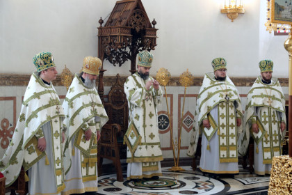 Митрополит Горловский и Славянский Митрофан совершил литургию в Богоявленском кафедральном соборе Горловки
