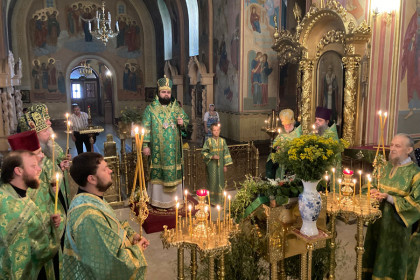 Архиепископ Константиновский Паисий совершил богослужение в Александро-Невском кафедральном соборе Славянска