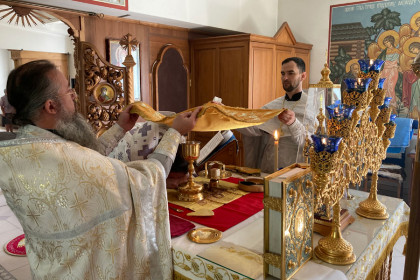 Архиепископ Константиновский Паисий совершил литургию в Николаевском храме посёлка Ямполь
