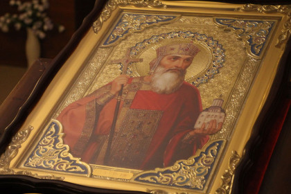Архиепископ Добропольский Спиридон совершил литургию в Димитриевском храме Мирнограда