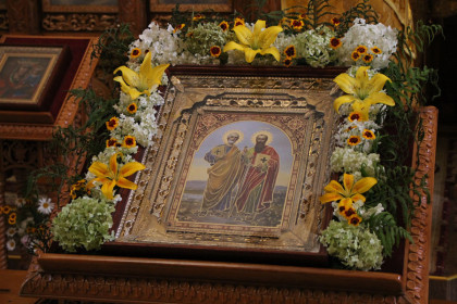 Архиепископ Добропольский Спиридон совершил литургию в Викторовском храме Мирнограда