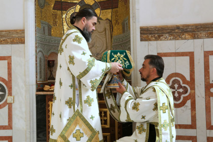 Митрополит Митрофан совершил литургию в Богоявленском кафедральном соборе