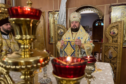Архиепископ Спиридон совершил литургию в Викторовском храме Мирнограда