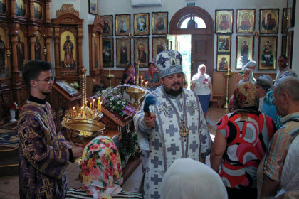 Архиепископ Спиридон совершил литургию в Викторовском храме Мирнограда