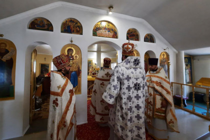 Архиепископ Константиновский Паисий совершил литургию в Николаевском храме Часов Яра