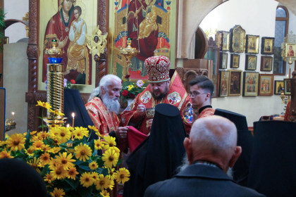 Архиепископ Добропольский Спиридон совершил литургию в Покровском женском монастыре