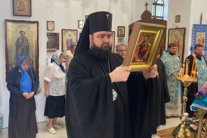 Архиепископ Константиновский Паисий совершил литургию в Александро-Невском храме Краматорска.