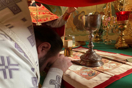 Архиепископ Константиновский Паисий совершил литургию в Александро-Невском кафедральном соборе Славянска
