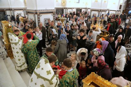 Митрополит Митрофан совершил литургию в Богоявленском кафедральном соборе в день памяти преподобного Сергия Радонежского
