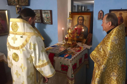 Митрополит Митрофан совершил литургию в Васильевском храме горловского посёлка Кондратьевка