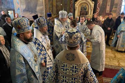 Митрополит Митрофан принял участие в богослужении в Крестовоздвиженском храме Киева