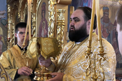 Епископ Константиновский Паисий совершил литургию в храме Новомучеников города Славянска