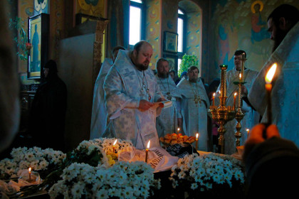 Епископ Спиридон совершил заупокойную литургию в Сергиевском женском монастыре 