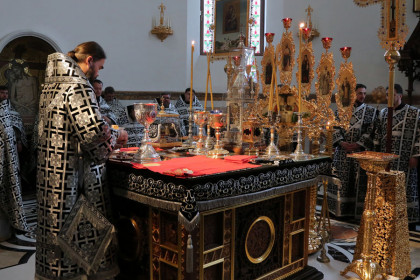 Общегородская вечерняя литургия Преждеосвященных Даров состоялась в Богоявленском кафедральном соборе
