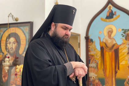 Архиепископ Константиновский Паисий совершил литургию в храме Святого Духа города Славянска