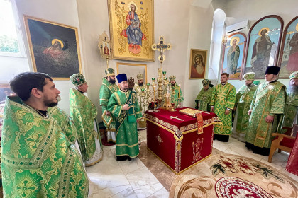 Митрополит Митрофан совершил литургию в славянском храме Святого Духа