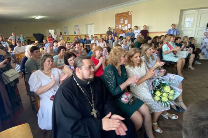 Священник поздравил выпускников с окончанием школы 
