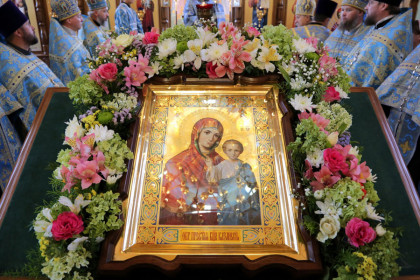 Митрополит Митрофан совершил литургию в Казанском храме Горловки