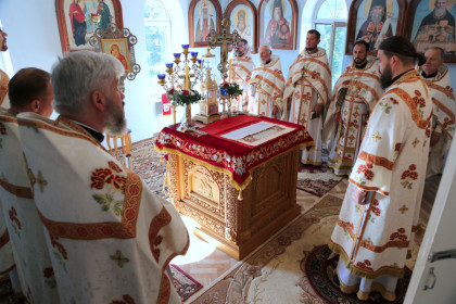 Митрополит Митрофан совершил литургию в горловском храме святой Марии Магдалины