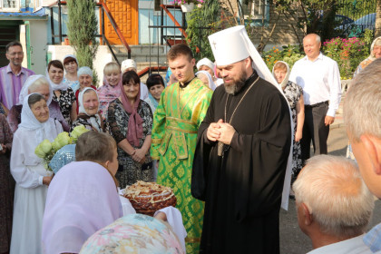 Митрополит Митрофан совершил литургию в Николаевском храме посёлка Веровка