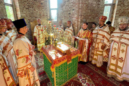 Митрополит Митрофан совершил литургию в храме города Кировское