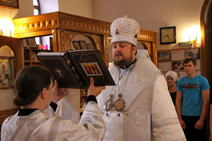 Епископ Спиридон совершил литургию в Викторовском храме Мирнограда 