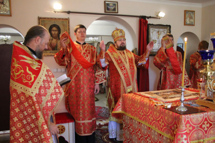 Епископ Спиридон совершил литургию в Пантелеимоновском храме Мирнограда