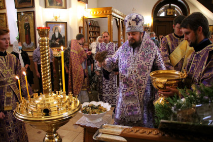 Епископ Спиридон совершил литургию в Викторовском храме Мирнограда