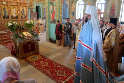 Митрополит Митрофан совершил литургию в Александро-Невском храме Дебальцево