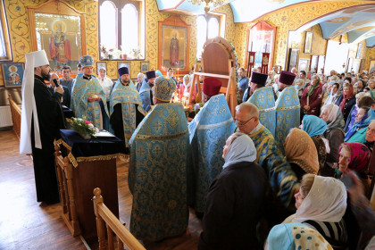 Митрополит Митрофан совершил литургию в храме Рождества Пресвятой Богородицы Горловки
