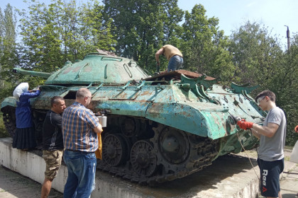 Прихожане Успенского храма Константиновки восстановили танк