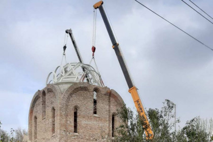 В разрушенном войной городе Кировское продолжается строительство нового типового храма