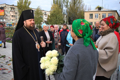 Архиепископ Спиридон совершил литургию в Покровском храме Доброполья