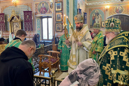 Митрополит Митрофан принял участие в богослужении в Николаевском соборе Донецка