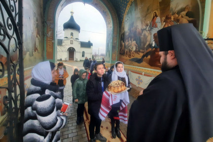 Епископ Константиновский Паисий совершил литургию в Феодосиевском храме посёлка Ставки